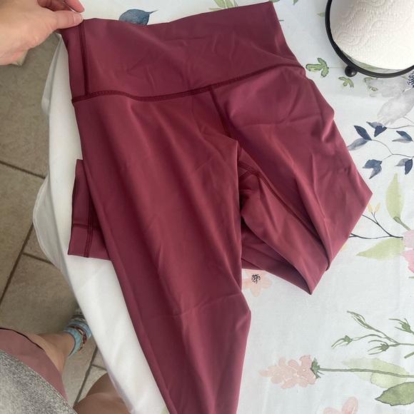 Size 6 ladies 3/4 cropped lululemon pants - Picture 2 of 2